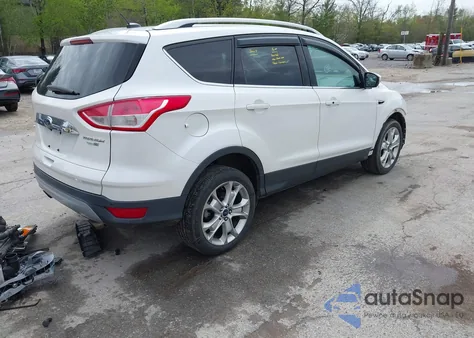 2016 Ford Escape Titanium z USA, uszkodzony, nr VIN 1FMCU9J98GUA00832